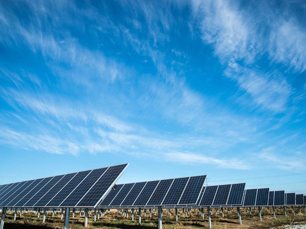 Energia solar: O Brasil ultrapassa 22 GW de potência instalada de energia solar e atinge uma nova marca histórica.
